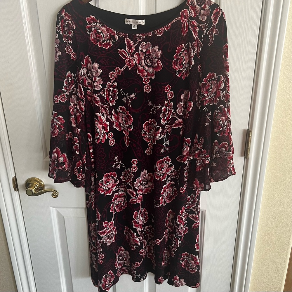 Sandra Darren Black and Red Floral Dress.  Flutter sleeves.  Large.